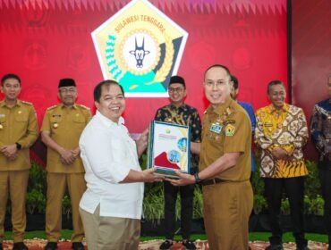 Gubernur Sultra Majend TNI (Purn) Andi Sumangerukka menyerahkan LKPD kepada BPK