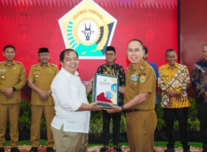 
Gubernur Sultra Majend TNI (Purn) Andi Sumangerukka menyerahkan LKPD kepada BPK