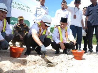 Prosesi peletakan batu pertama pembangunan GOR UM Kendari oleh Gubernur Sultra Mayjend TNI (Purn) Andi Sumangerukka (foto Khuming)