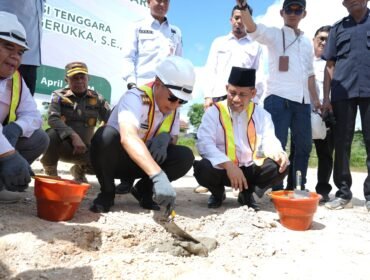 Prosesi peletakan batu pertama pembangunan GOR UM Kendari oleh Gubernur Sultra Mayjend TNI (Purn) Andi Sumangerukka (foto Khuming)