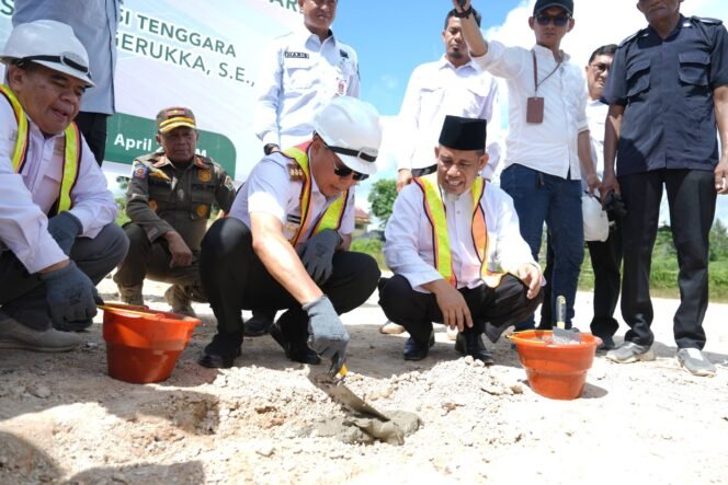 
Prosesi peletakan batu pertama pembangunan GOR UM Kendari oleh Gubernur Sultra Mayjend TNI (Purn) Andi Sumangerukka (foto Khuming)