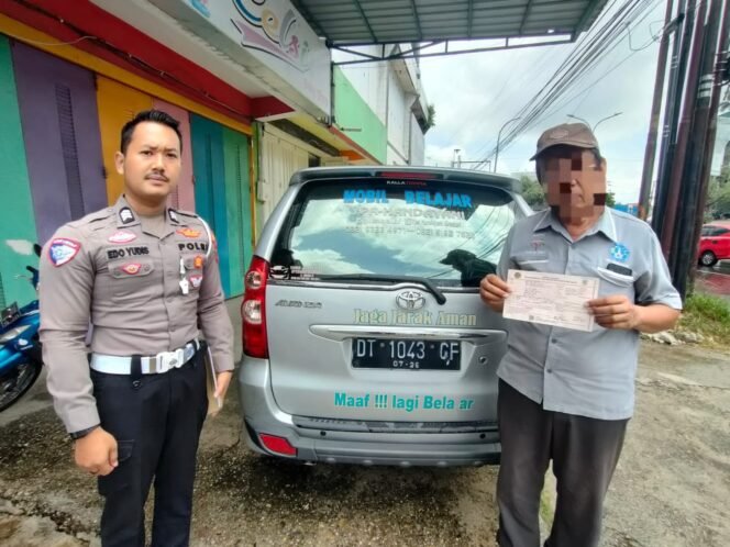 
Latihan Menyetir di Jalan Umum dan Picu Kemacetan, Satlantas Polresta Kendari Tegur YPA Handayani