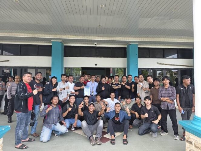 
Puluhan warga Konut mendatangi kantor PLN UP3 Kendari hendak protes.