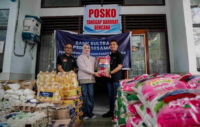 
Direktur Utama Bank Sultra Andri Permana serahkan CSR kepada Pemerintah Kota Kendari yang diterima langsung oleh Wali Kota Kendari Siska Karina Imran