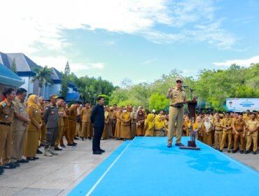 Gubernur Sultra Mayjend TNI (Purn) Andi Sumangerukka saat memimpin apel jajaran Aparatur Sipil Negara (ASN) lingkup Pemprov Sultra (Foto: Pemprov Sultra)