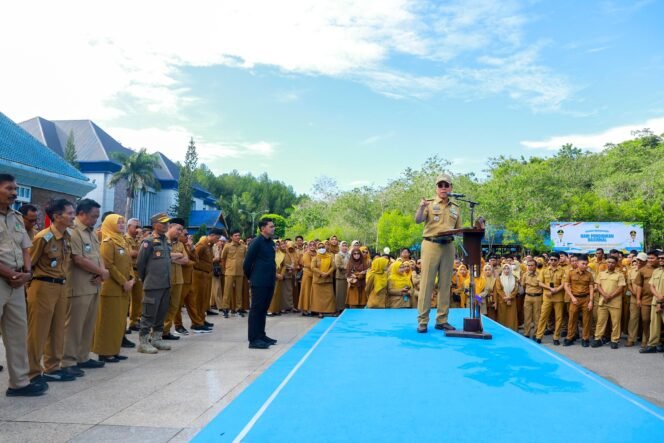 
Gubernur Sultra Mayjend TNI (Purn) Andi Sumangerukka saat memimpin apel jajaran Aparatur Sipil Negara (ASN) lingkup Pemprov Sultra (Foto: Pemprov Sultra)