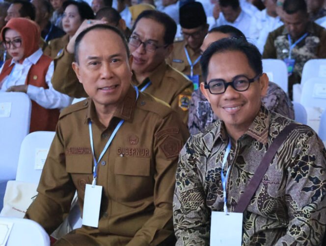 
Dari Kiri ke Kanan: Gubernur Sultra Mayjend TNI (Purn) Andi Sumangerukka dan Kepala Dinas Komunikasi dan Informatikan Provinsi Sultra, Andi Syahrir