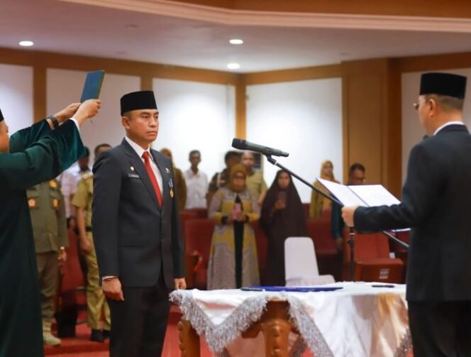 
Gubernur Sultra, Mayjend TNI (Purn) Andi Sumangerukka melantik Muh. Fadlansyah menjadi Pj Sekda Sultra