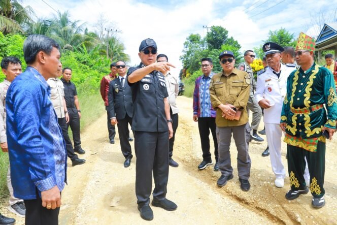 
Gubernur Sultra Mayjend TNI (Purn) Andi Sumangerukka saat tinjau jalan rusak ruas Lalembuu di Konawe Selatan (Ffoto: Pemprov Sultra)