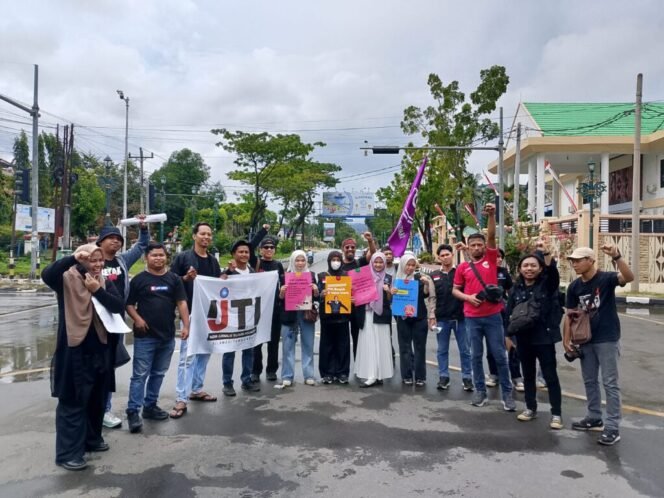 
Kado Pahit Peringatan May Day: Badai PHK Hantui Pekerja Media, Upah Layak Masih Jadi Mimpi