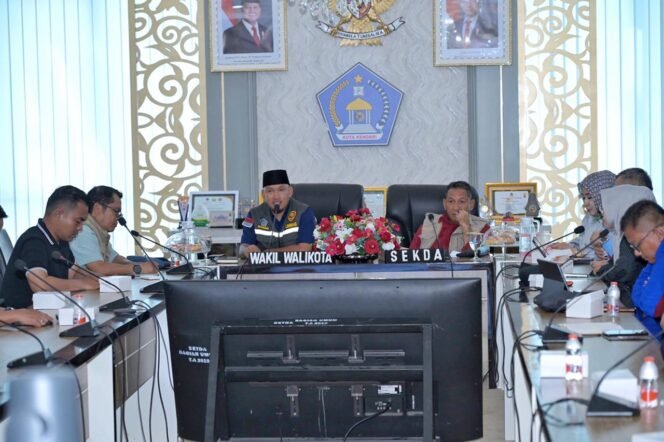 
Rapat Pemkot Kendari dipimpin Wakil Walikota Kendari Sudirman dengan keputusan perpanjang status banjir