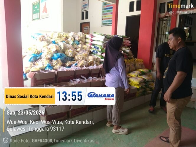 
Penyaluran bantuan banjir Kendari oleh Dinas Sosial Pemkot Kendari (Sumber: Dinsos Kota Kendari)