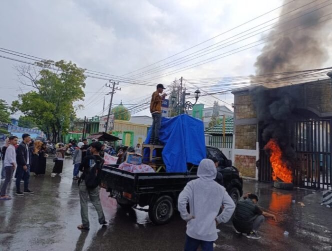 
Demo massa tuntut status Bupati Bombana Burhanuddin dalam kasus Jembatan Cirauci II