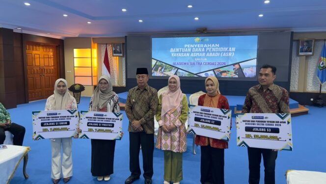 
Melalui Yayasan ASR, Gubernur Sultra Mayjend TNI (Purn) Andi Sumangerukka menyalurkan beasiswa kepada penerima