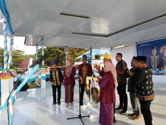 
Bupati dan Wakil Bupati Konkep saat membuka Festival Pulau Wawonii 2026 bertajuk “Wonderful Wawonii” di pelataran TPI Langara