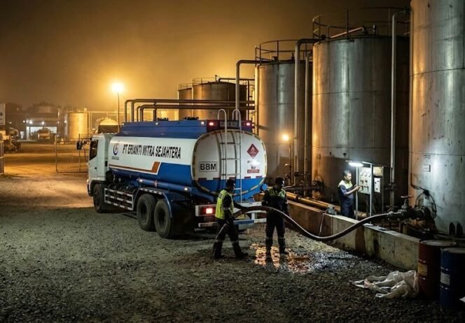 
Mafia Solar Berkeliaran? Nama PT Erianti Terseret Dugaan Penimbunan BBM, Polda Sultra Didesak Bertindak