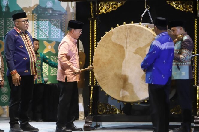 
Gubernur Sultra Mayjend TNI (Purn) Andi Sumangerukka didampingi Ketua DPRD Sultra La Ode Tariala Tutup MTQ