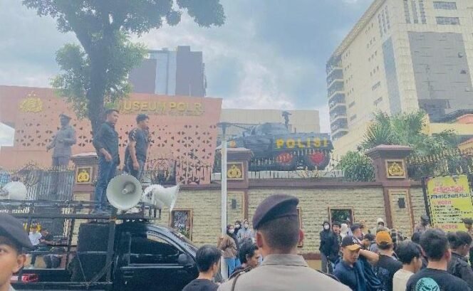 
Tak Tepati Janji Bangun Smelter, AKAR Sultra Desak Menteri ESDM Tahan RKAB PT Tiran