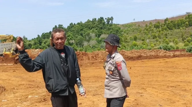 
Daeng Sadar saat meluapkan kekesalannya dihadapan polisi akibat dugaan penyerobotan lahan oleh pengusaha tambang