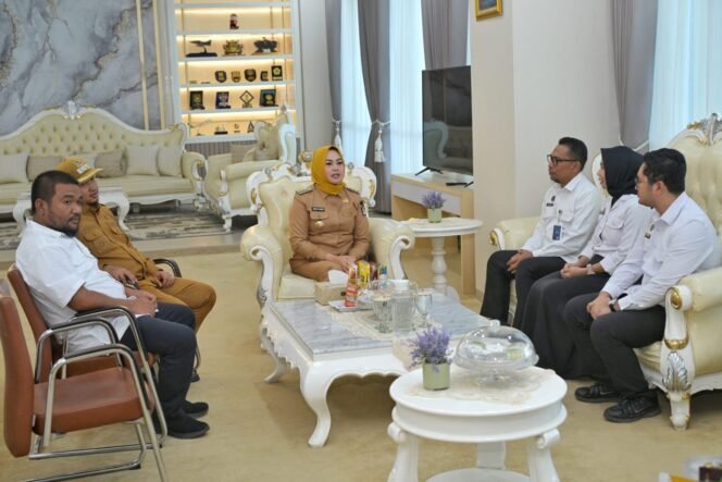 
audiensi antara Wali Kota Kendari dr. Hj. Siska Karina Imran, SKM dengan Kepala Kantor Pelayanan Pemenuhan Gizi (KPPG) Kendari, Mulyadi, di ruang kerja Wali Kota Kendari, Senin (27/7/2026).