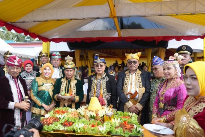 
Gubernur Sultra Mayjend TNI (Purn) Andi Sumangerukka hadiri HUT Tiga DOB Muna Barat, Buton Utara dan Buton Selatan
