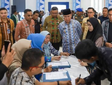 Gubernur Sultra Mayjend TNI (Purn) Andi Sumangerukka menyaksiskan proses verifikasi penyaluran gaji PPPK Paruh Waktu Provinsi Sulawesi Tenggara