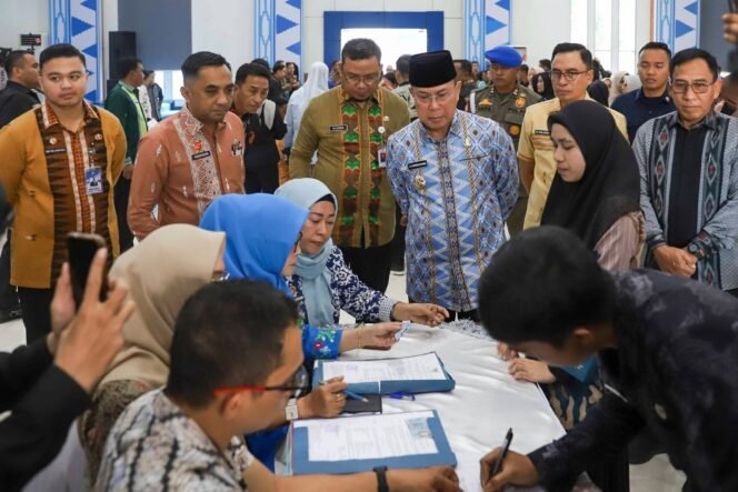 
Gubernur Sultra Mayjend TNI (Purn) Andi Sumangerukka menyaksiskan proses verifikasi penyaluran gaji PPPK Paruh Waktu Provinsi Sulawesi Tenggara