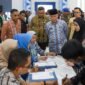 Gubernur Sultra Mayjend TNI (Purn) Andi Sumangerukka menyaksiskan proses verifikasi penyaluran gaji PPPK Paruh Waktu Provinsi Sulawesi Tenggara