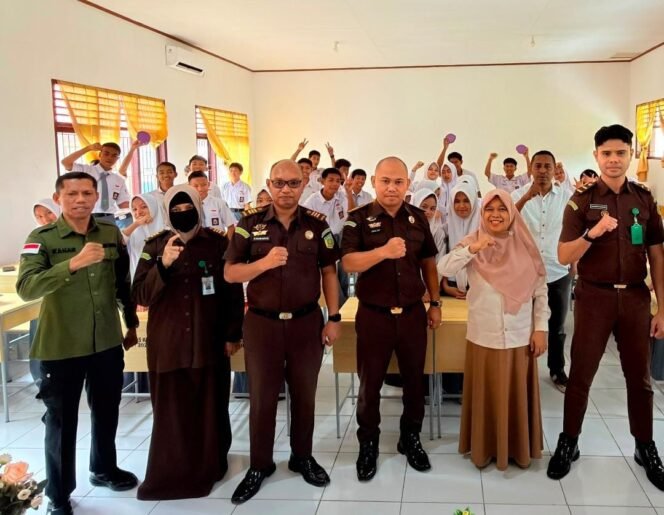 
Kejati Sultra Gencarkan Jaksa Masuk Sekolah, Tanamkan Kesadaran Hukum dan Perangi Bullying Sejak Dini