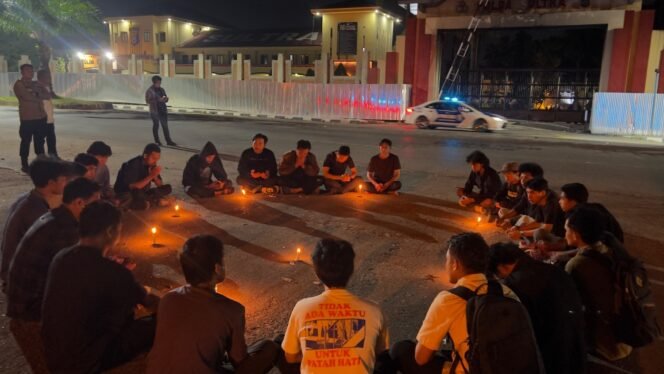 
Imbas 11 Tahanan Polres Kolut Kabur, AMAR dan KORAN Gelar Aksi Moral dan Doa Bersama di Depan Mapolda Sultra