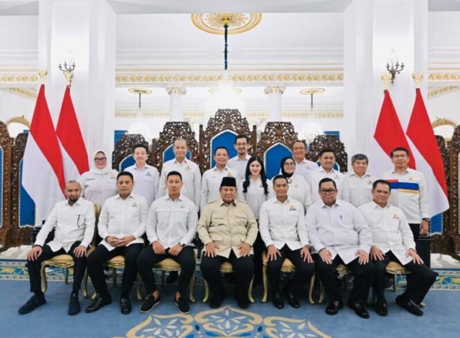 
Kemunculan Ketua Kadin Provinsi Sultra di istana negara bersama Presiden Prabowo Subianto paska tak hadiri panggilan Kepolisian karena sakit pada kasus Ilegal Mining