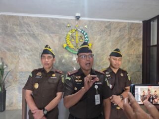 Kepala Kejaksaan Tinggi Sultra Dr Sugeng Riyanta SH MH (tengah) didampingi Wakajati Dr Darmukit dan Kasi Penkum Irwan Said