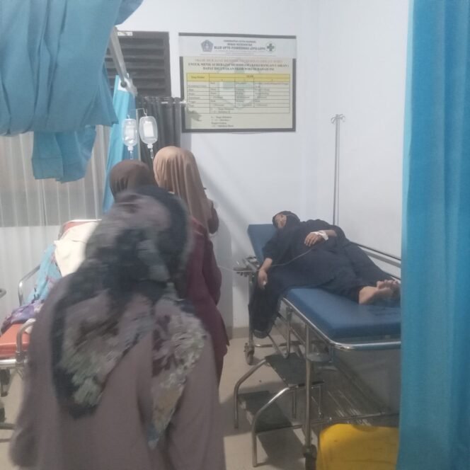 
Diduga Jadi “Tumbal” MBG, Puluhan Santri Dilarikan ke Puskesmas Lepo-Lepo Kendari
