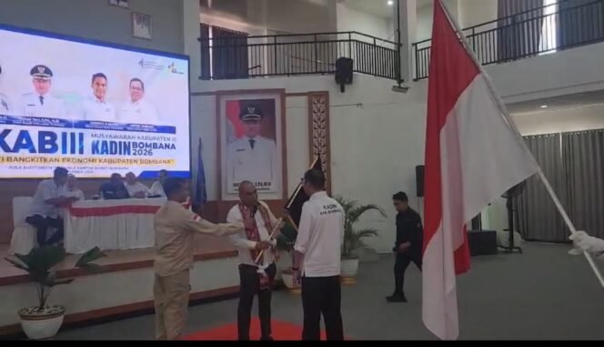 
Lantik Pengurus Kadin Bombana, Supriadi Minta Kadin Jadi Mitra Strategis Pemerintah