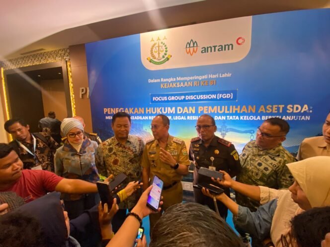 
Gubernur Sultra ASR bersama Kejati Sultra dan Direktur Utama Antam usai mengikuti FGD Penegakan Hukum dan Pemulihan Aset SDA